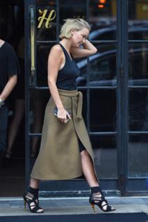 Lara Bingle feet photo 7