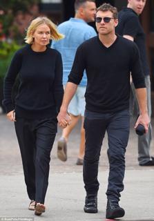Lara Bingle feet photo 5