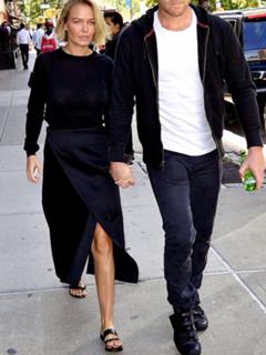 Lara Bingle feet photo 14