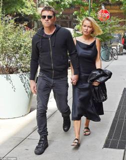 Lara Bingle feet photo 18