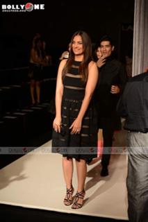 Lara Dutta feet photo thumbnail