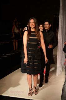 Lara Dutta feet photo thumbnail