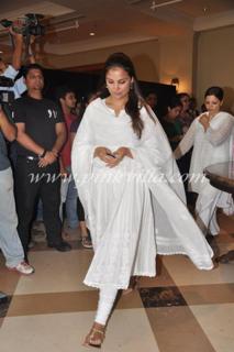 Lara Dutta feet photo thumbnail
