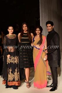 Lara Dutta feet photo thumbnail