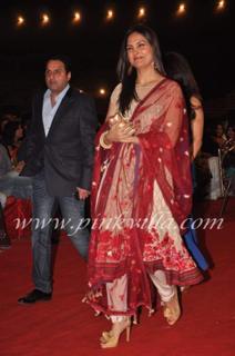 Lara Dutta feet photo thumbnail