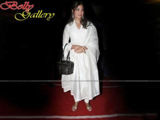 Lara Dutta feet photo thumbnail