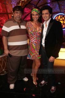 Lara Dutta feet photo thumbnail