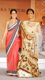 Lara Dutta feet photo thumbnail