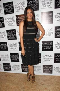 Lara Dutta feet photo thumbnail