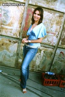 Lara Dutta feet photo thumbnail