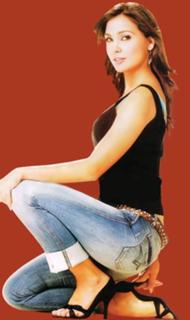 Lara Dutta feet photo thumbnail