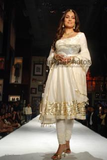 Lara Dutta feet photo thumbnail