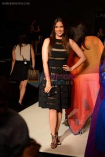 Lara Dutta feet photo thumbnail