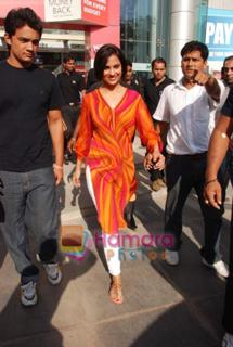 Lara Dutta feet photo thumbnail