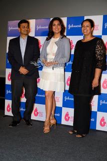 Lara Dutta feet photo thumbnail