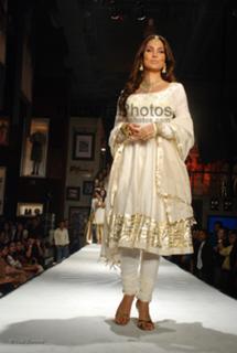 Lara Dutta feet photo thumbnail