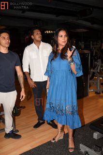 Lara Dutta feet photo thumbnail