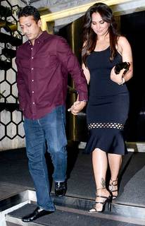 Lara Dutta feet photo thumbnail