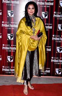 Lara Dutta feet photo thumbnail