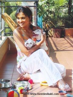 Lara Dutta feet photo thumbnail
