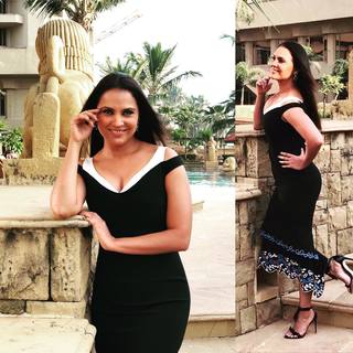 Lara Dutta feet photo thumbnail