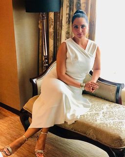 Lara Dutta feet photo thumbnail