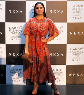 Lara Dutta feet photo thumbnail