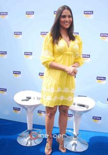 Lara Dutta feet photo thumbnail