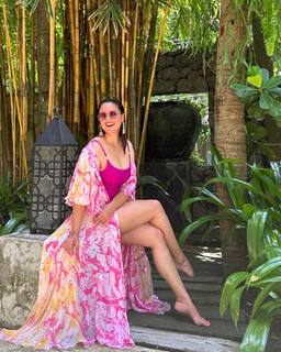 Lara Dutta feet photo thumbnail