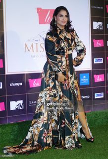 Lara Dutta feet photo thumbnail