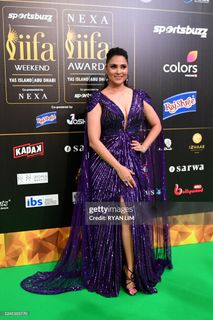 Lara Dutta feet photo thumbnail