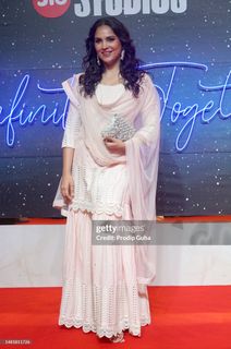 Lara Dutta feet photo thumbnail