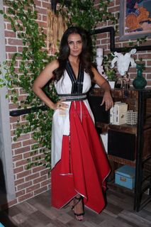 Lara Dutta feet photo thumbnail