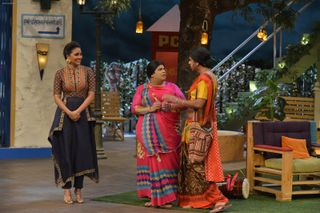 Lara Dutta feet photo thumbnail