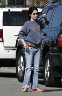 Lara Flynn Boyle feet photo thumbnail