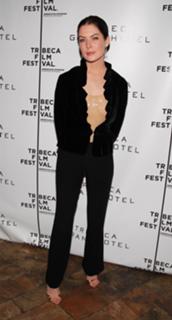 Lara Flynn Boyle feet photo thumbnail