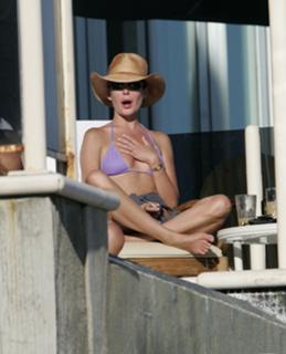 Lara Flynn Boyle feet photo thumbnail