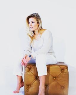 Lara Gut feet photo thumbnail