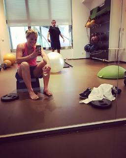 Lara Gut feet photo thumbnail