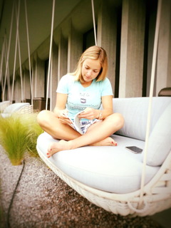 Lara Gut feet photo thumbnail
