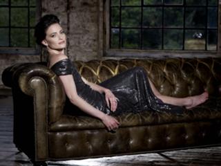 Lara Pulver feet photo thumbnail