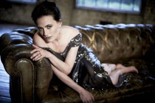 Lara Pulver feet photo thumbnail