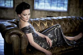 Lara Pulver feet photo thumbnail