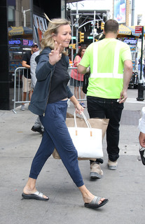 Lara Spencer feet photo thumbnail