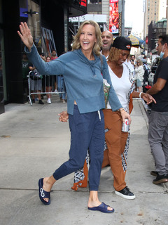 Lara Spencer feet photo thumbnail