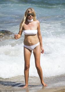 Lara Stone feet photo 17