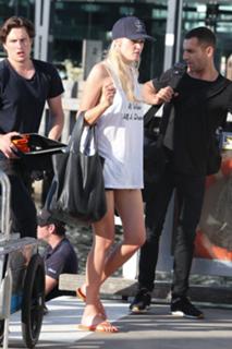 Lara Stone feet photo 16
