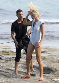 Lara Stone feet photo 4