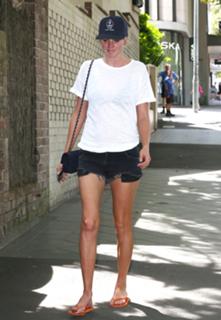 Lara Stone feet photo 9