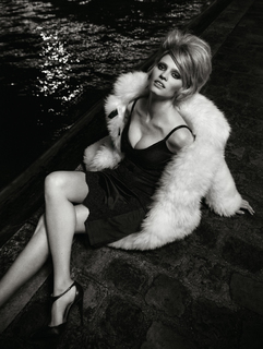 Lara Stone feet photo 14